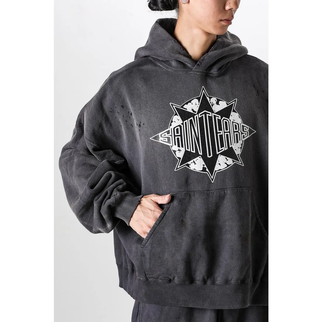 DENIM TEARS x SAINT Mxxxxxx SAINT TEARS Hoodie/BLK Five-pointed star cotton hole-in-the-dark distressed hoodie, washed black S-XL Assute dyeing, whole piece sprayed with horse fade/horse weight, co-branded main mark/cotton wash mark/cherub mark, many hanging holes on the front and rear panels, the original version has the same loose fit